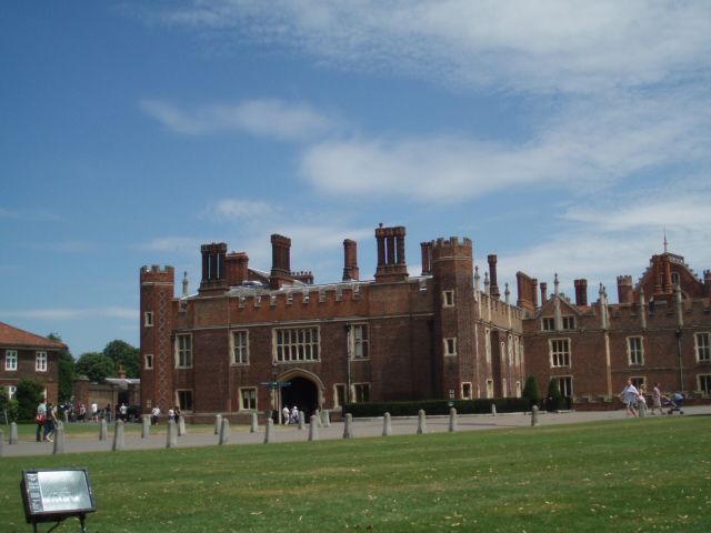 © Copyright Paul Gillett and licensed for reuse under this Creative Commons Licence