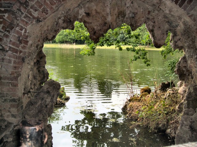 © Copyright Paul Gillett and licensed for reuse under this Creative Commons Licence